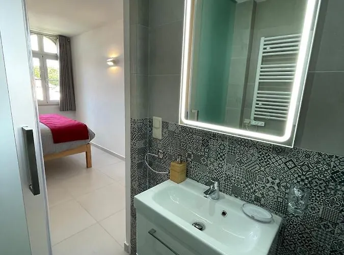 Orange Tree - Stylish 2 Bedroom In Old Village Apartment *