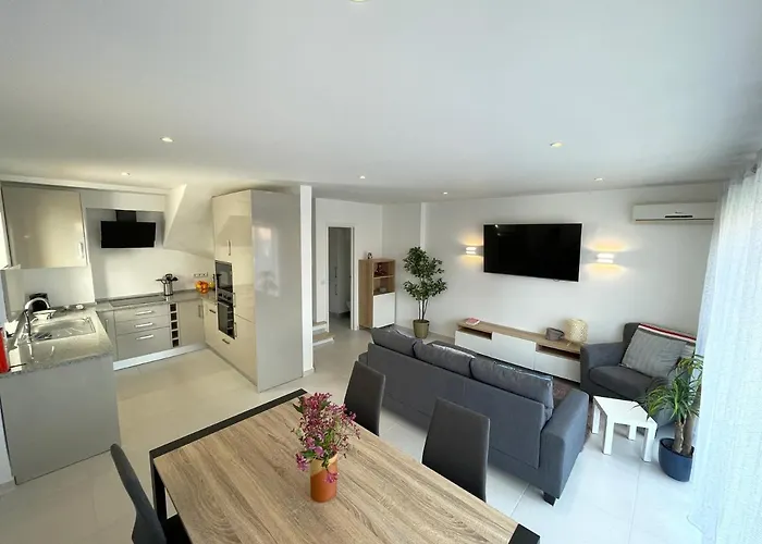 Orange Tree - Stylish 2 Bedroom In Old Village *