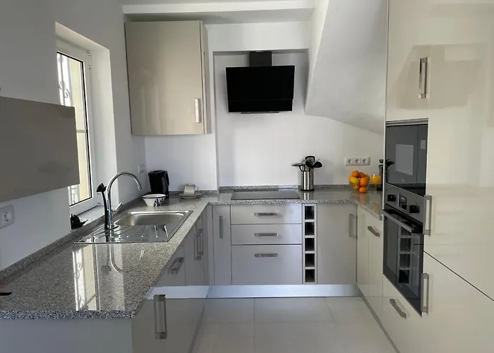 Apartment Orange Tree - Stylish 2 Bedroom In Old Village *