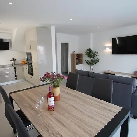 شقة Orange Tree - Stylish 2 Bedroom In Old Village فيلامورا