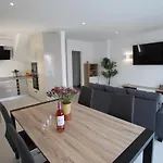 아파트 Orange Tree - Stylish 2 Bedroom In Old Village 빌라모라