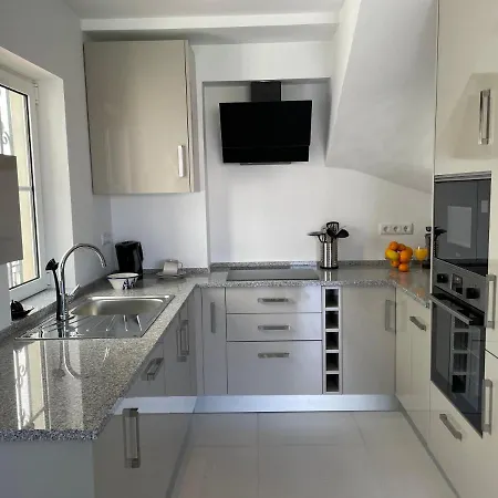 Apartment Orange Tree - Stylish 2 Bedroom In Old Village *